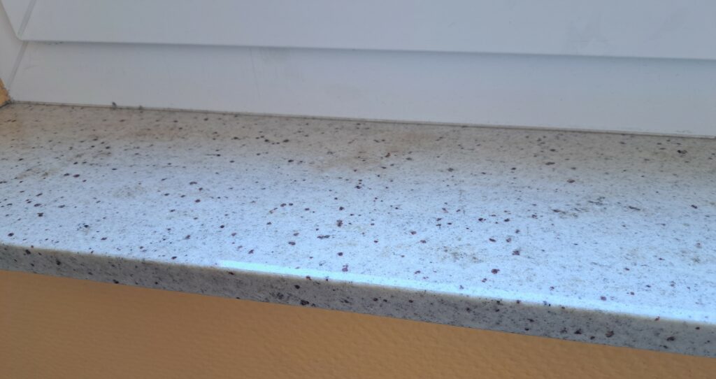 131353 Helle Fenstersimse aus Naturstein mit sichtbarer Vorderkante